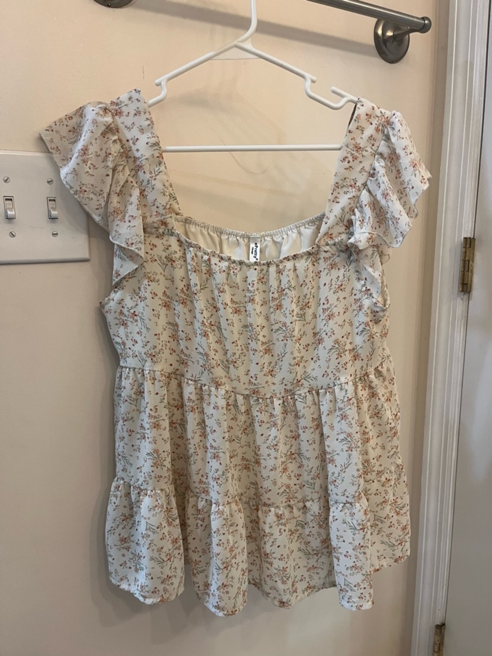 ePretty cream floral tshirt size small NWOT